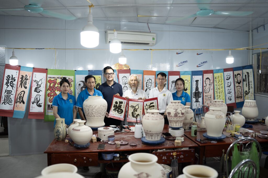 Tinh Hoa Hội Tụ: Kỷ Lục Gia Thư Pháp Lê Thiên Lý Kiến Tạo Dấu Ấn Trên Gốm Chu Đậu